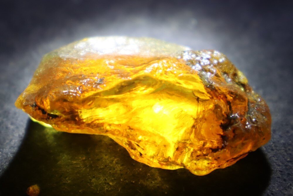 Exquisite Natural Dominican Clear Light Blue Amber Rough Specimen 42mm 10.3g – photo 9