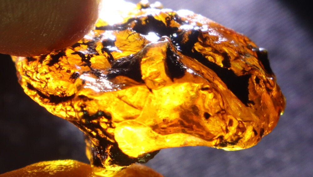 Exquisite Natural Dominican Crystal Clear Sky Blue Amber Rough Specimen 40mm 8g – photo 12