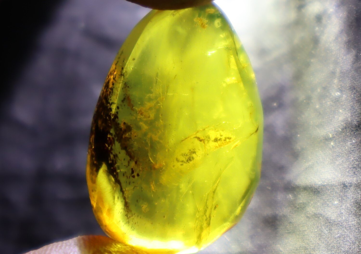 💠 Natural Dominican Clear Golden Green Amber Polished Stone (28 mm) – photo 6
